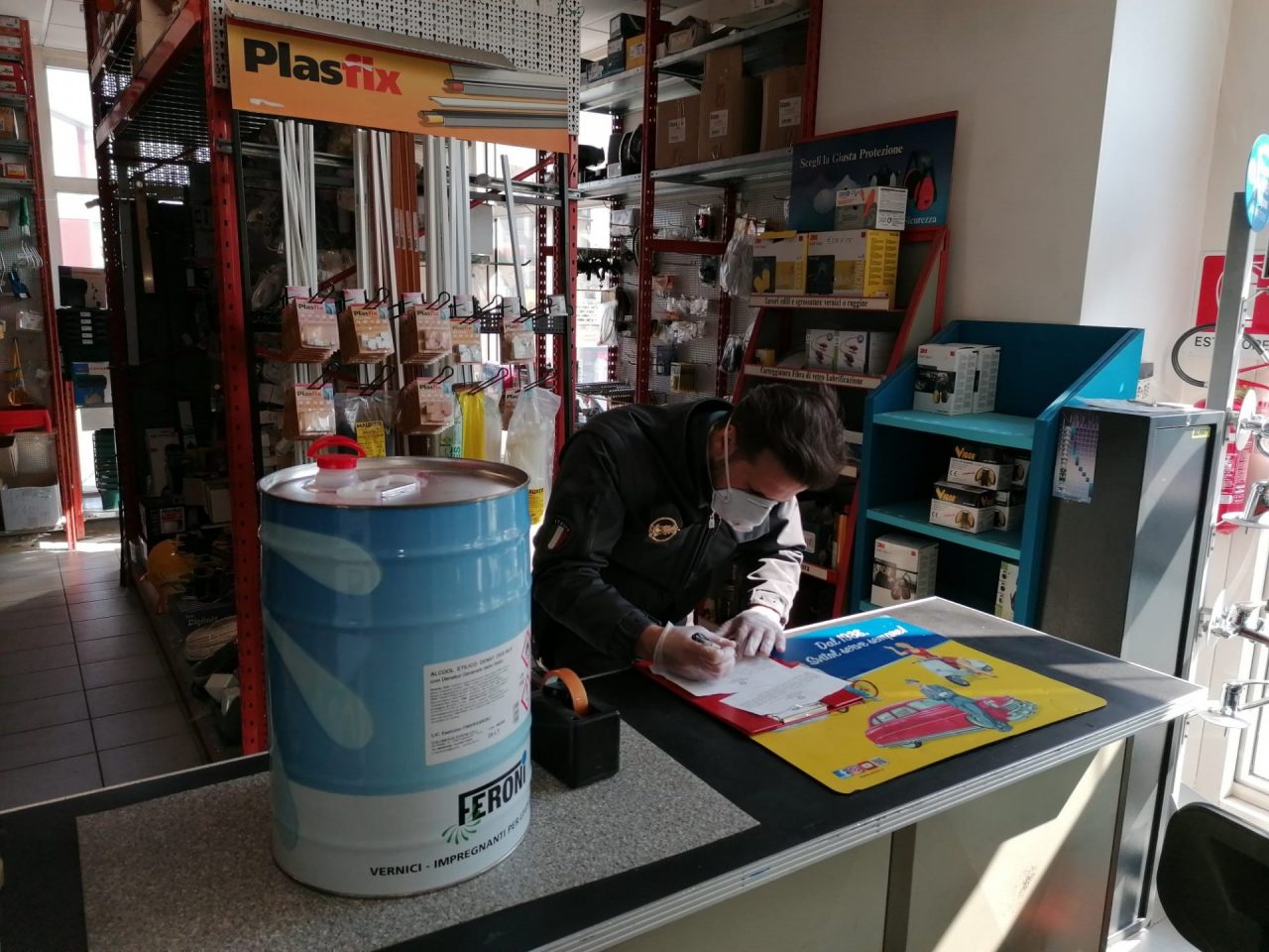 Disinfettanti confezionati artigianalmente sequestrati dalla Guardia di Finanza