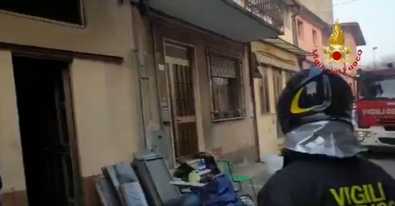 Rogo in casa, due anziani salvati da un vicino
