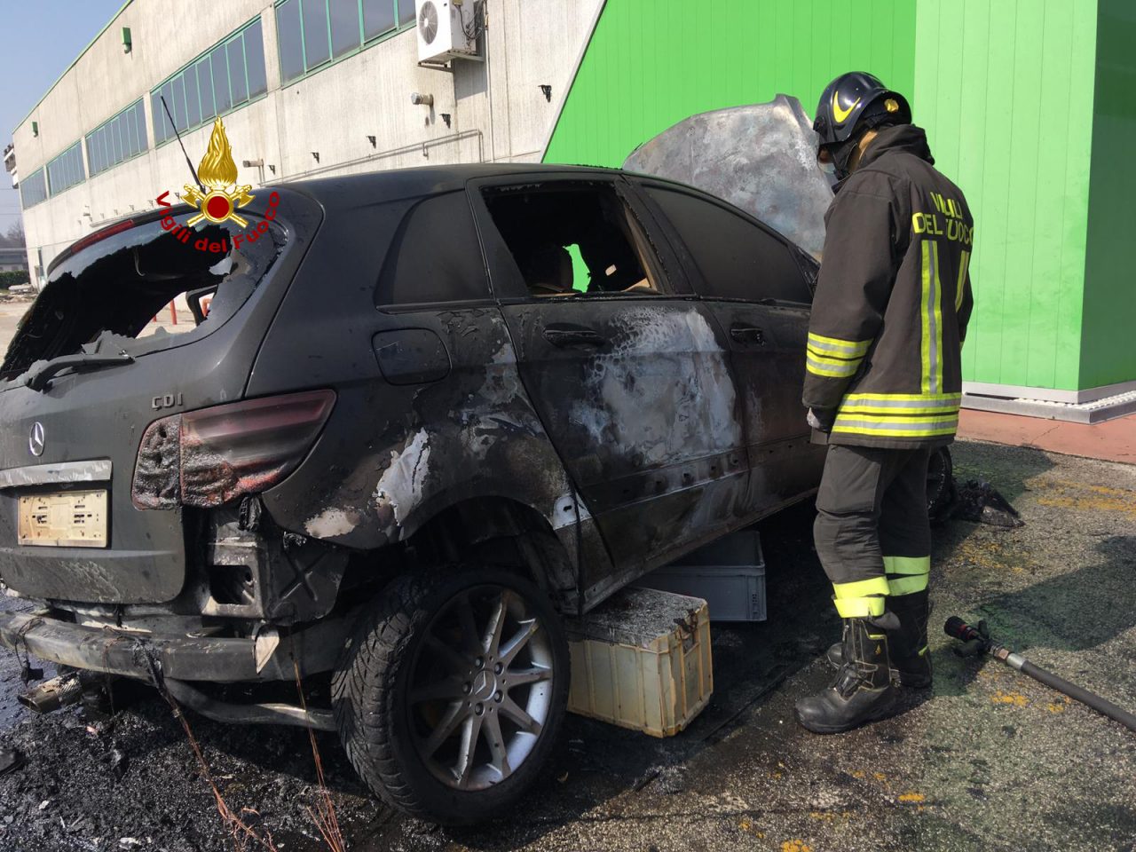 Auto a fuoco in un parcheggio a Rossano