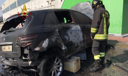 Auto a fuoco in un parcheggio a Rossano