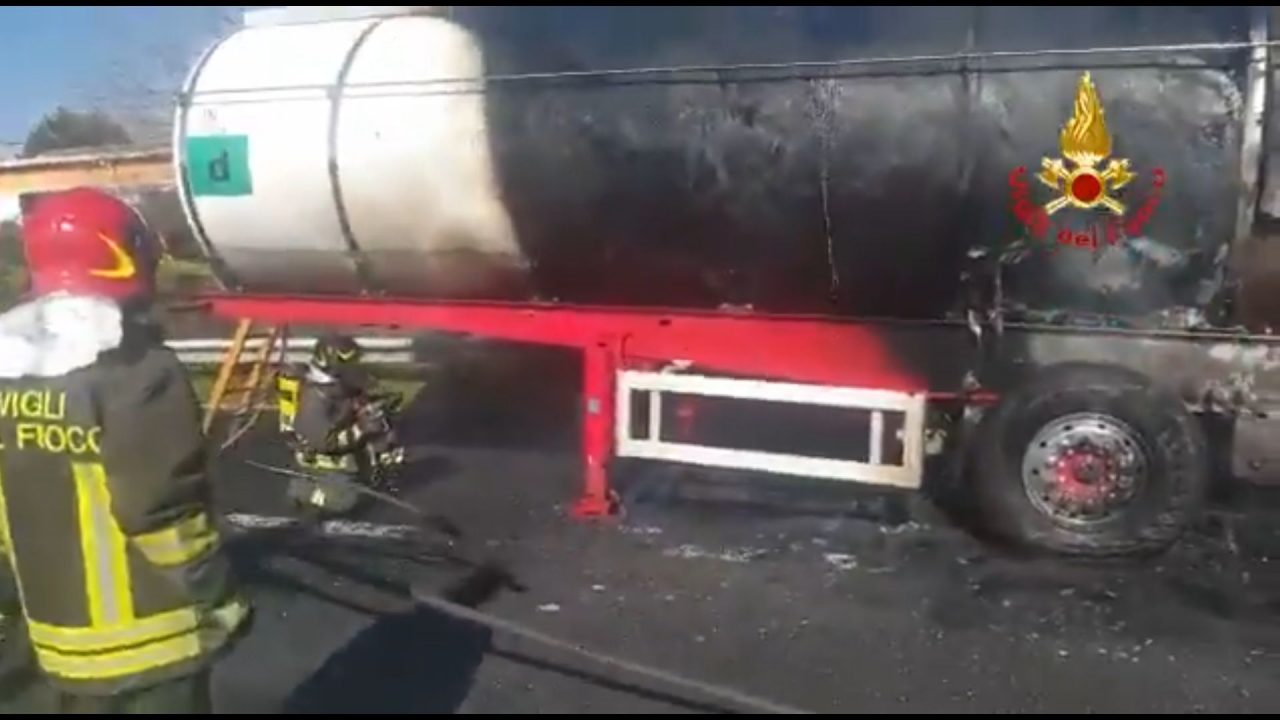 Autocisterna prende fuoco sulla A4