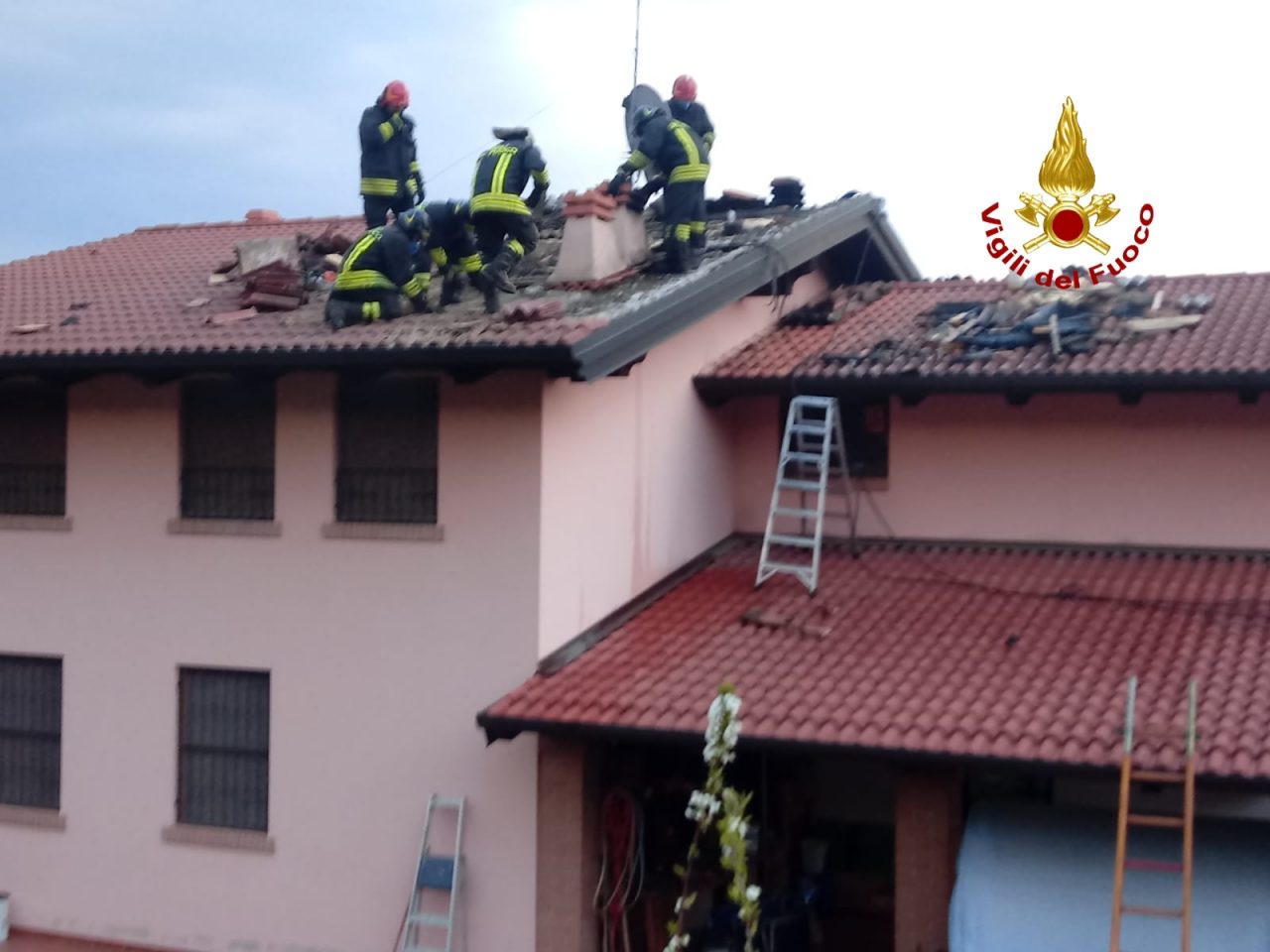 Il camino manda in fiamme il tetto di una casa