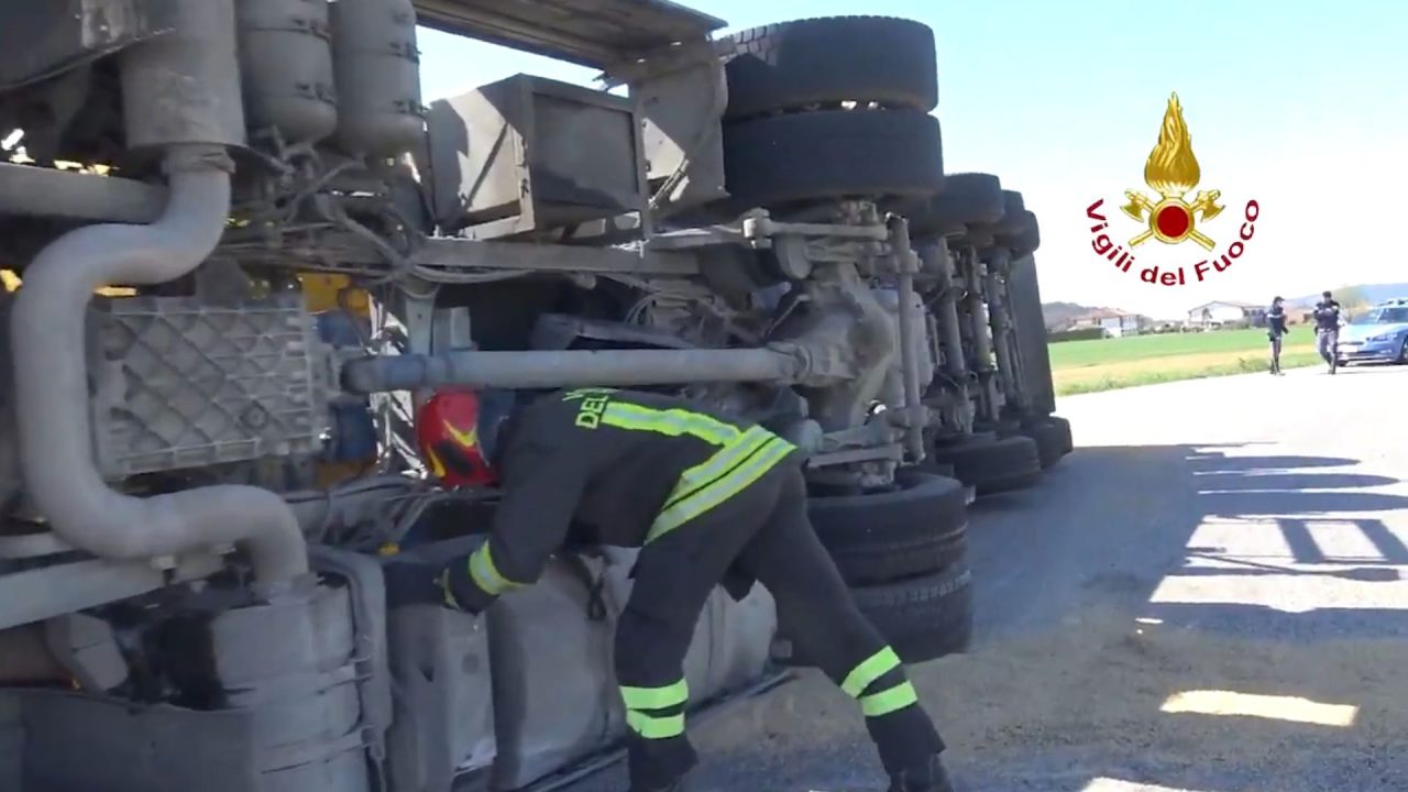 Si rovescia in una rotatoria camion carico di mangime