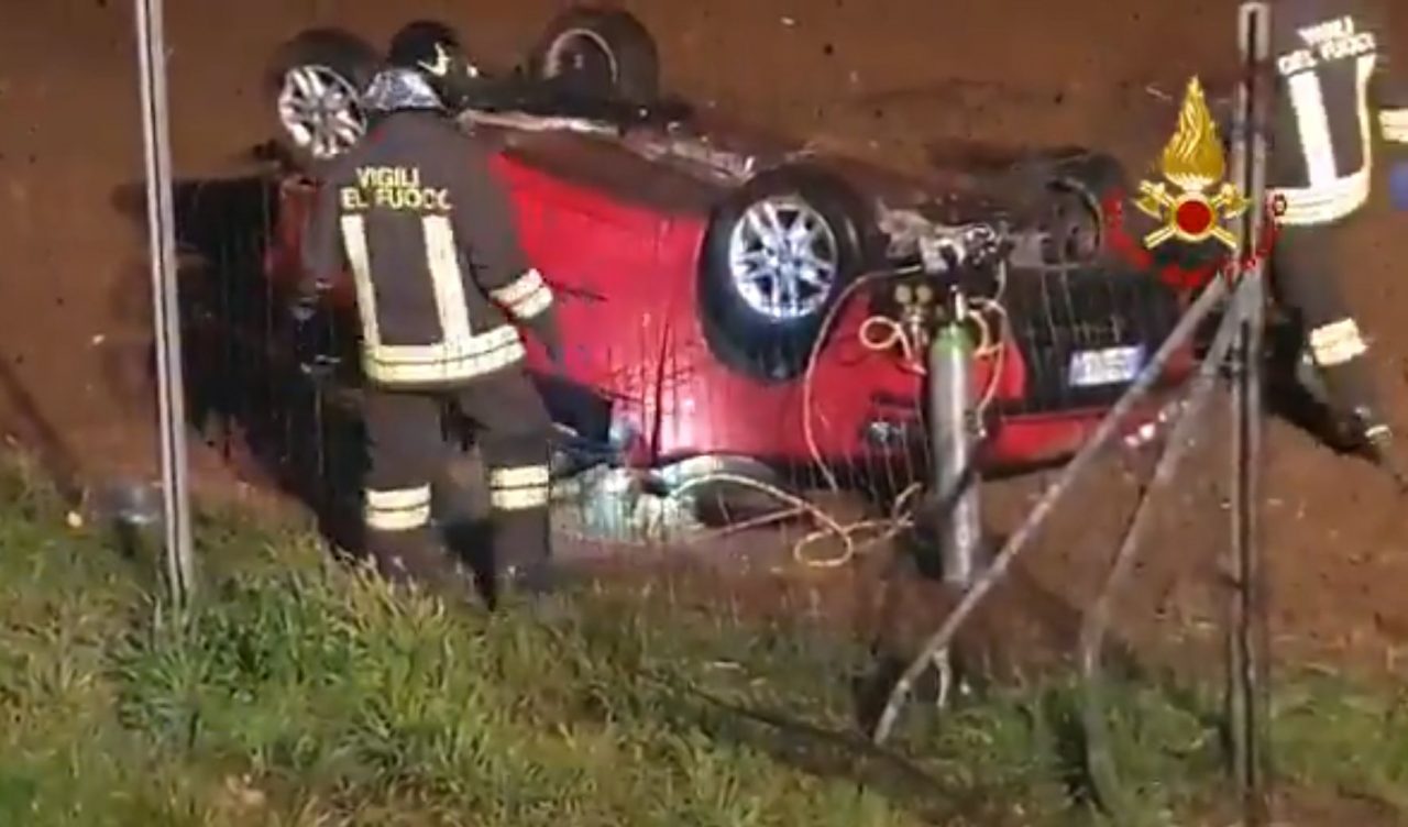 Scontro nella notte in autostrada, due feriti