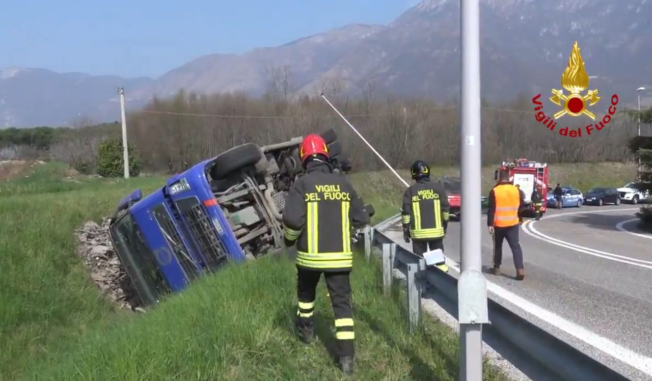 Autoarticolato fuori strada, autista ferito