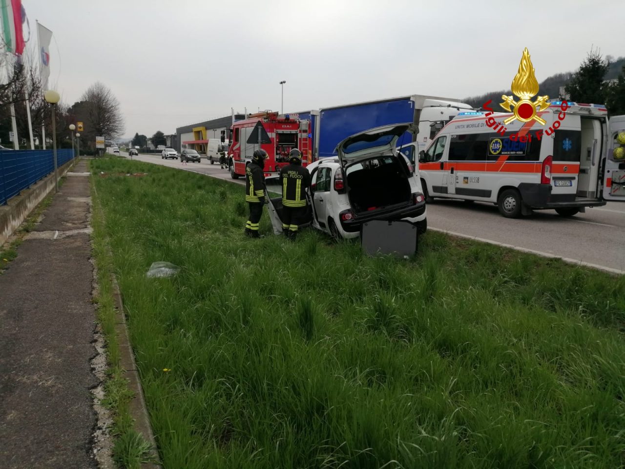 Ha un malore ed esce di strada con la sua auto
