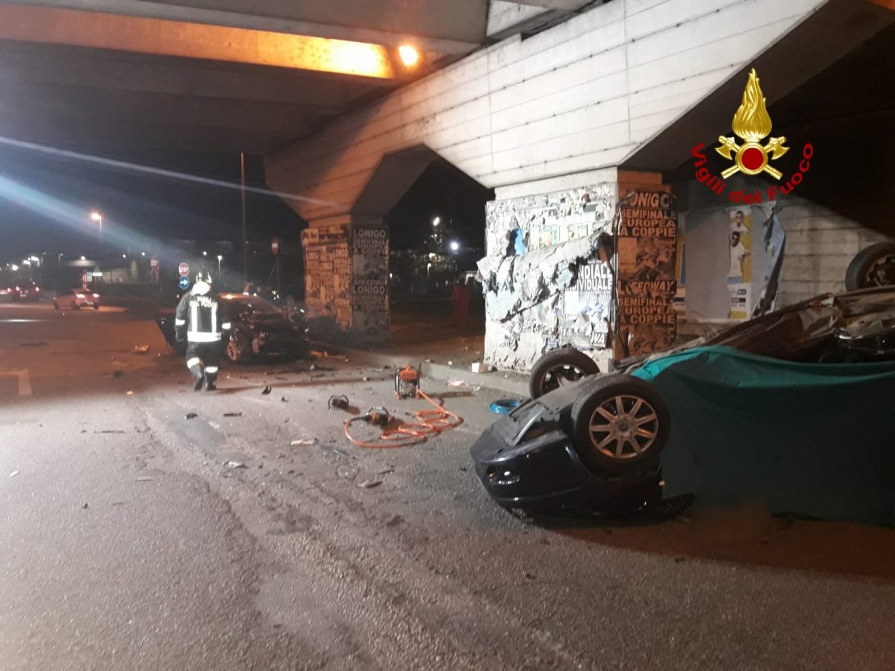 Scontro sotto il cavalcavia, muore una donna di 50 anni