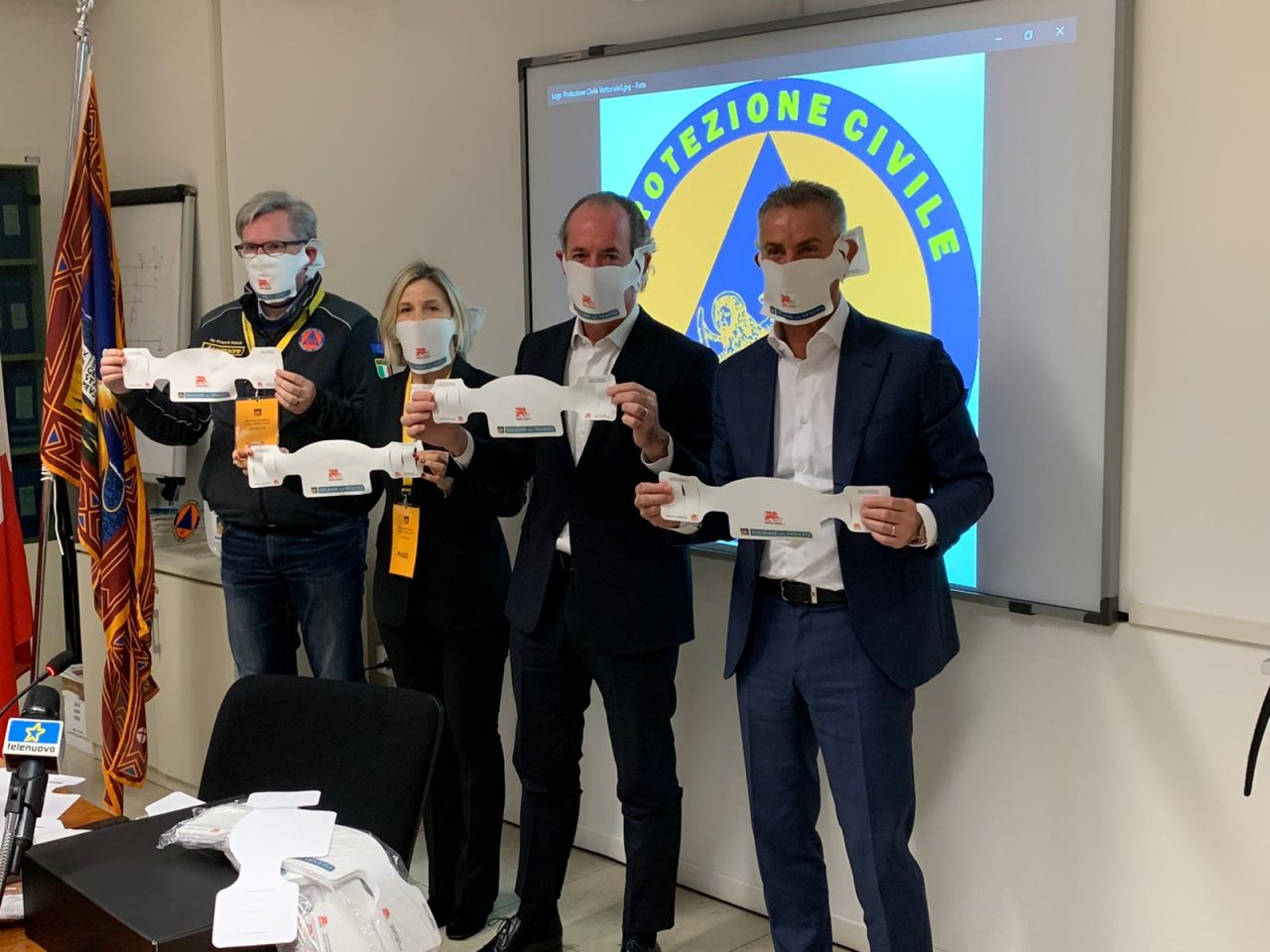 Arrivano le mascherine made in Veneto, presentate da Zaia e Fabio Franceschi.
