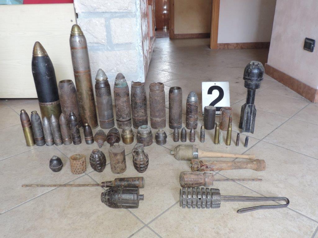 Sequestra in casa la madre disabile e minaccia di dar fuoco all’abitazione piena di ordigni ancora attivi, arrestato