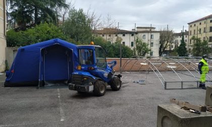 Coronavirus, installata la tenda per la mensa dei senza fissa dimora a San Marco