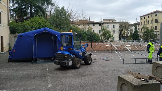 Coronavirus, installata la tenda per la mensa dei senza fissa dimora a San Marco