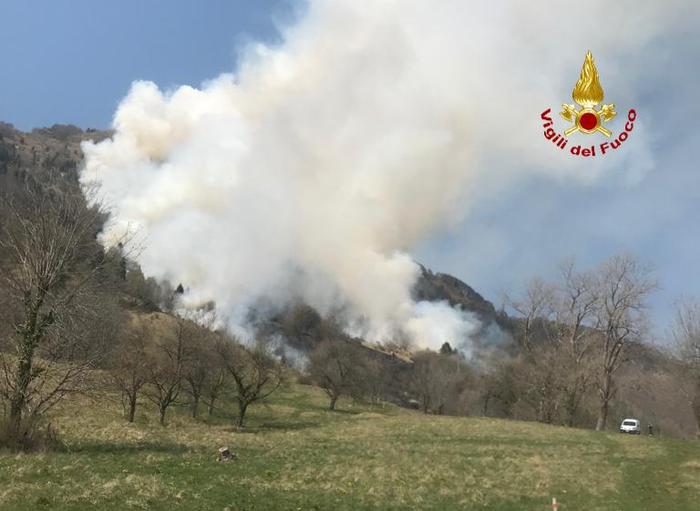 Valle del Chiampo, vasto incendio: "Spegnimento finirà domani"