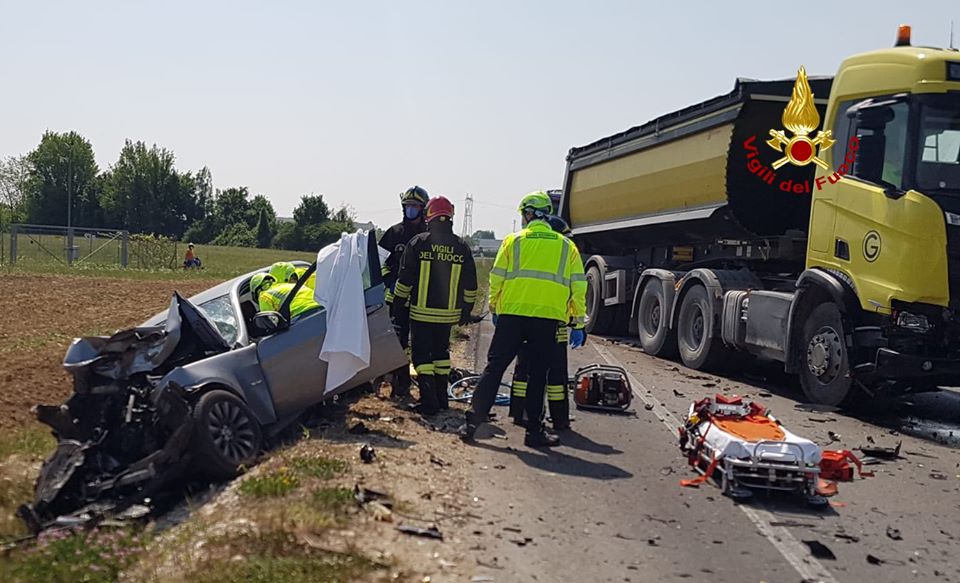 Incidente Marostica, terribile scontro tra auto e camion: un ferito – FOTO