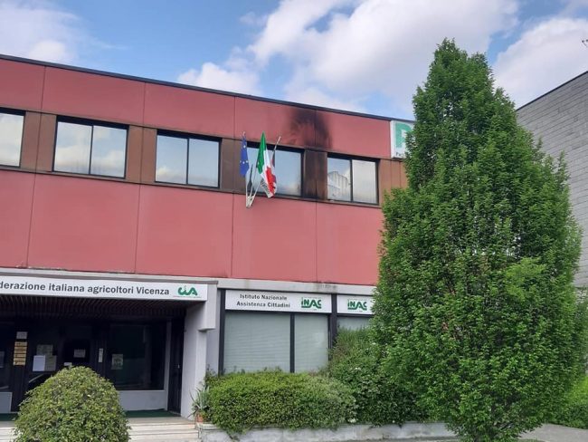Molotov contro la sede del Pd Vicenza: "Vigliacchi, le minacce non ci fermeranno"