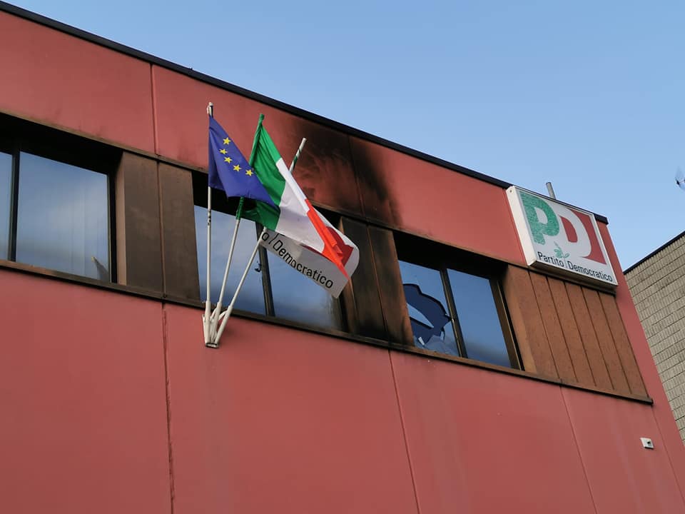 Molotov contro la sede del Pd Vicenza: “Vigliacchi, le minacce non ci fermeranno”