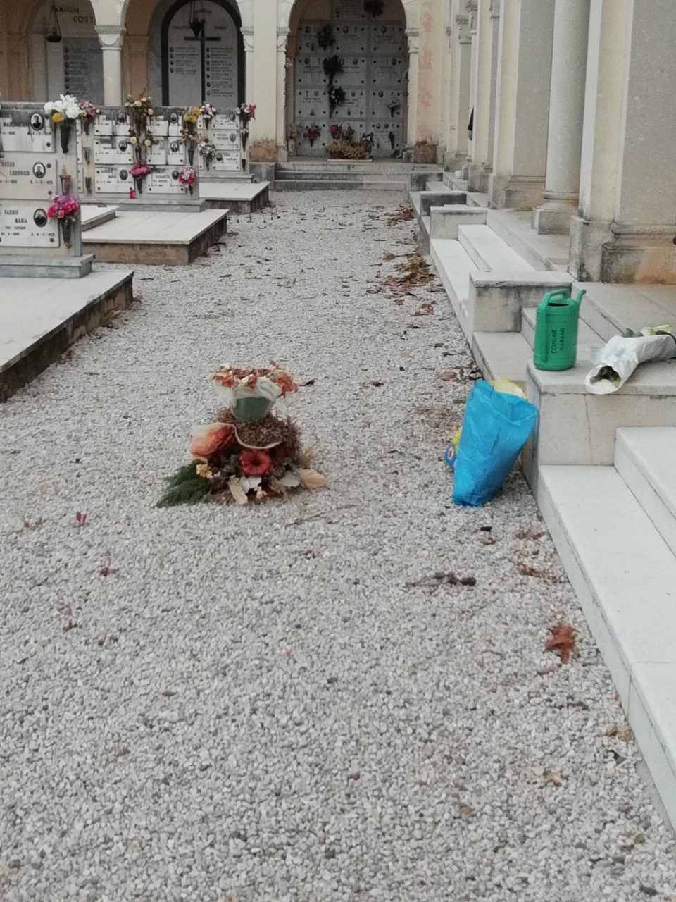 Cimitero di Marano riaperto, l’amarezza dei residenti: “Degrado e abbandono”