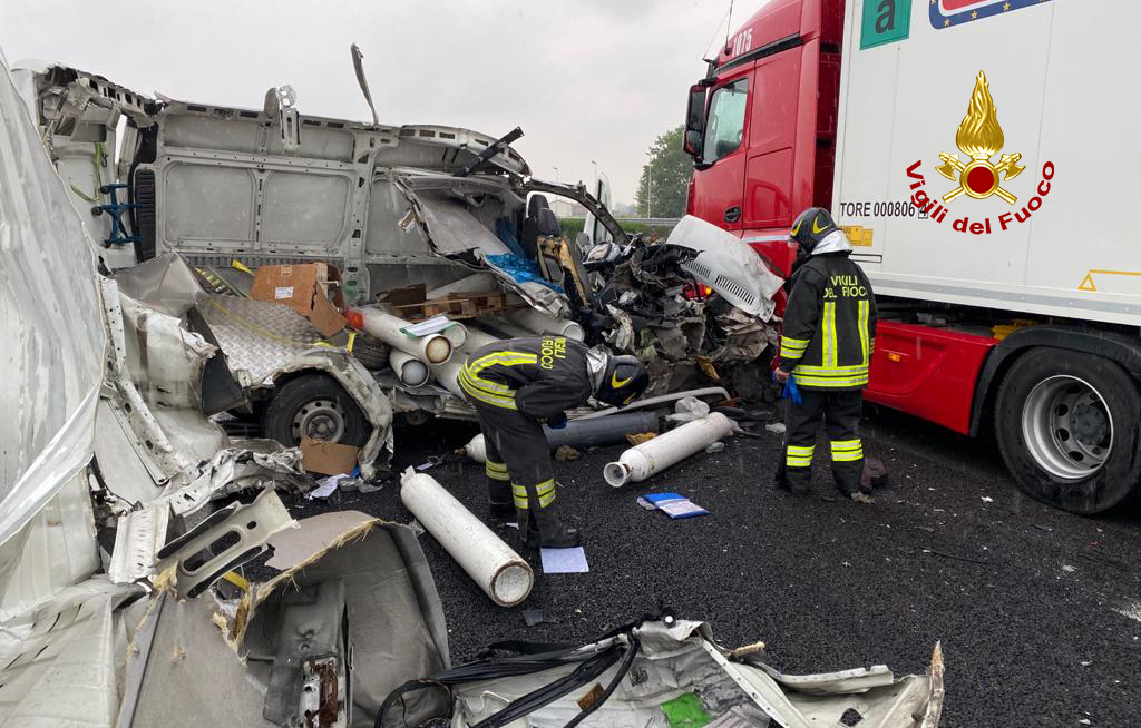 Terribile scontro in A4 tra camion e furgone: un ferito – FOTO