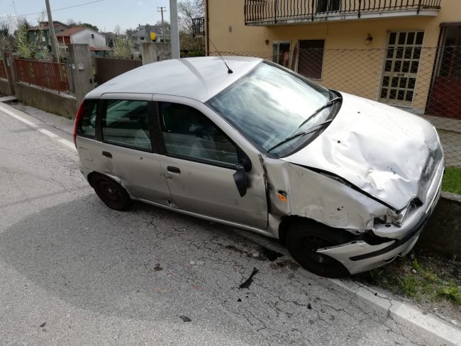 Incidente a Cogollo del Cengio, si ribalta l'Apecar: 18enne ferito