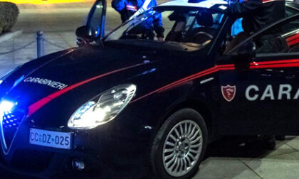 Sorpreso nel cuore della notte a rubare oggetti e denaro nelle auto in sosta: 42enne arrestato