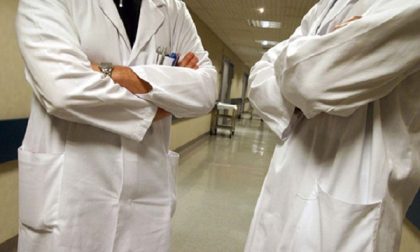A processo per omicidio volontario i due genitori che negarono le cure al figlio malato di tumore