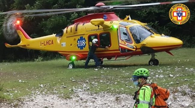 Scivola sulla neve ghiacciata, 20enne di Cassola recuperato sul Grappa