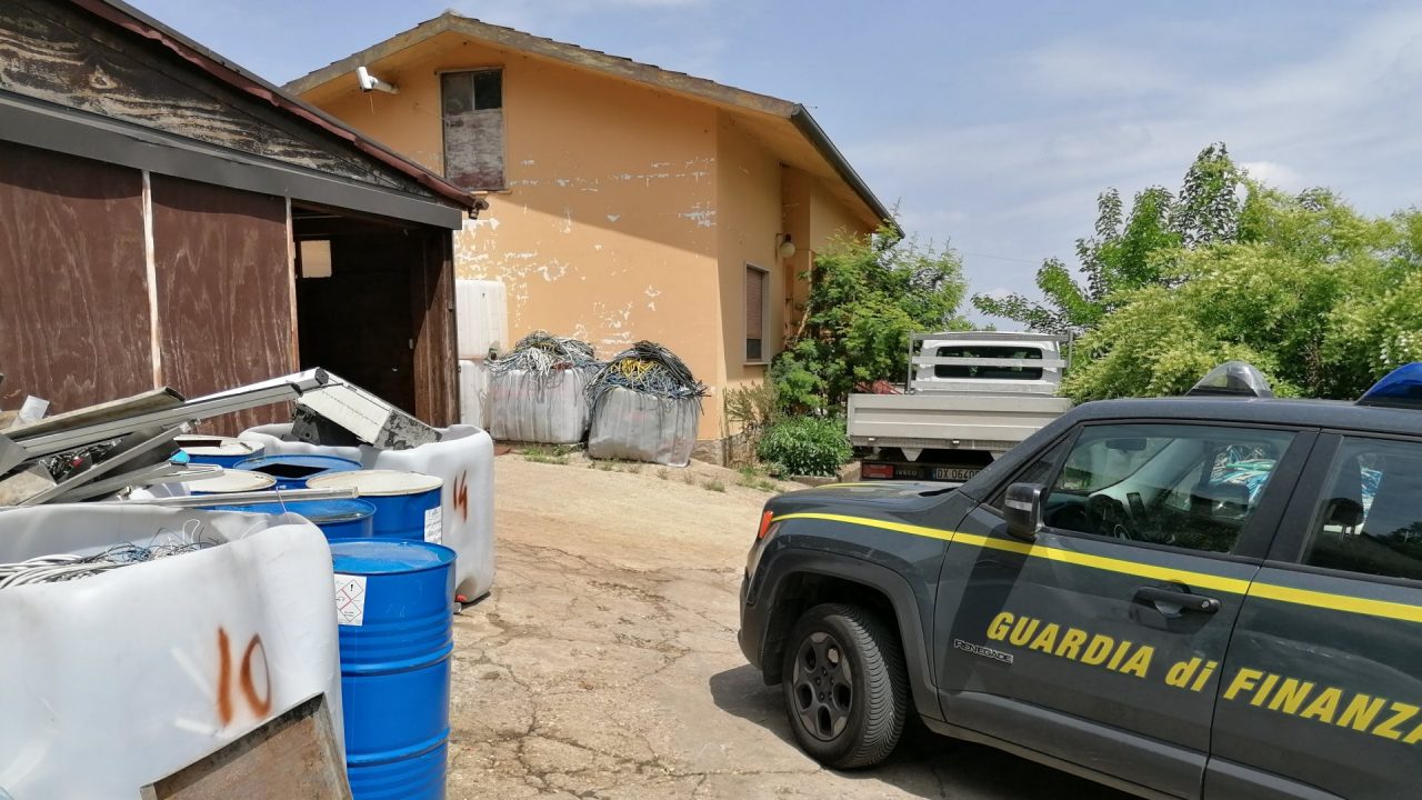 Ecocentro abusivo sui Colli Berici, tonnellate di rifiuti sparsi nel cortile di casa: un indagato