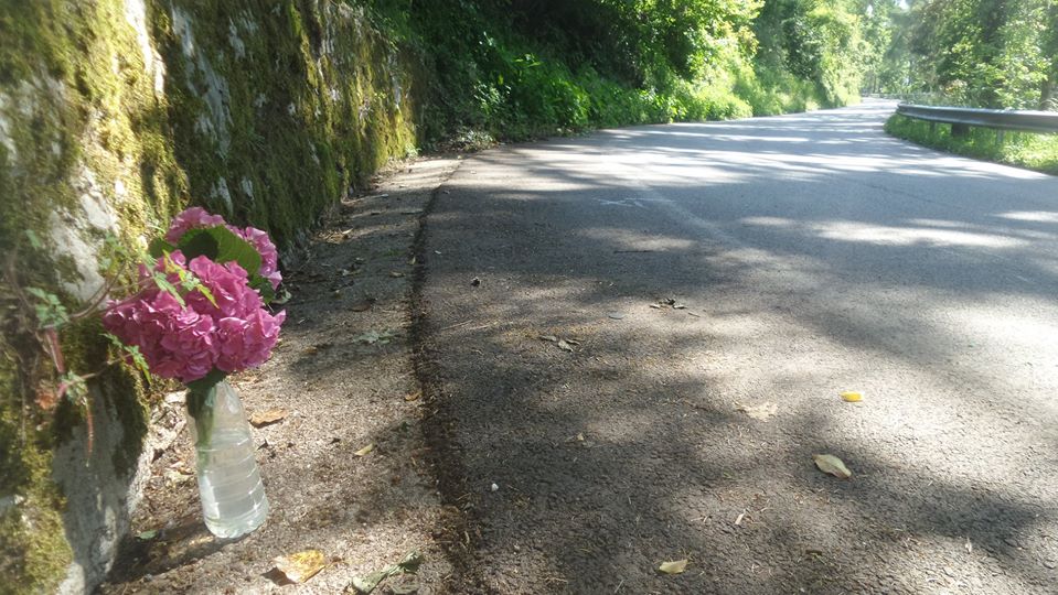 Fiori sull’asfalto: non si placa il dolore per la morte di padre e figlia sul Grappa