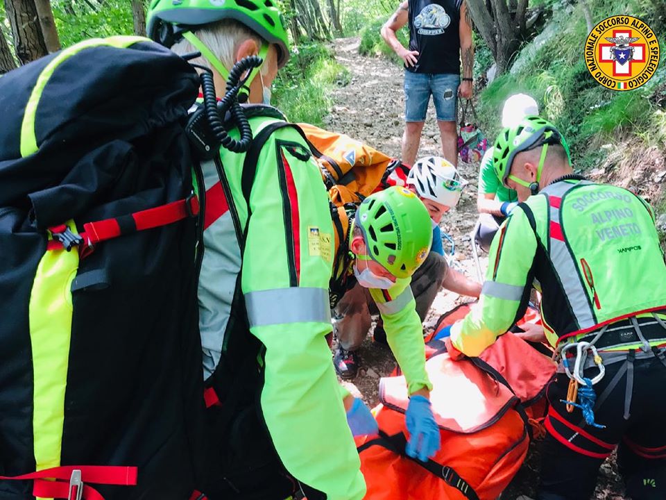 Si accascia e cade nel vuoto, tragedia ieri sulla Sisilla: morto un 63enne