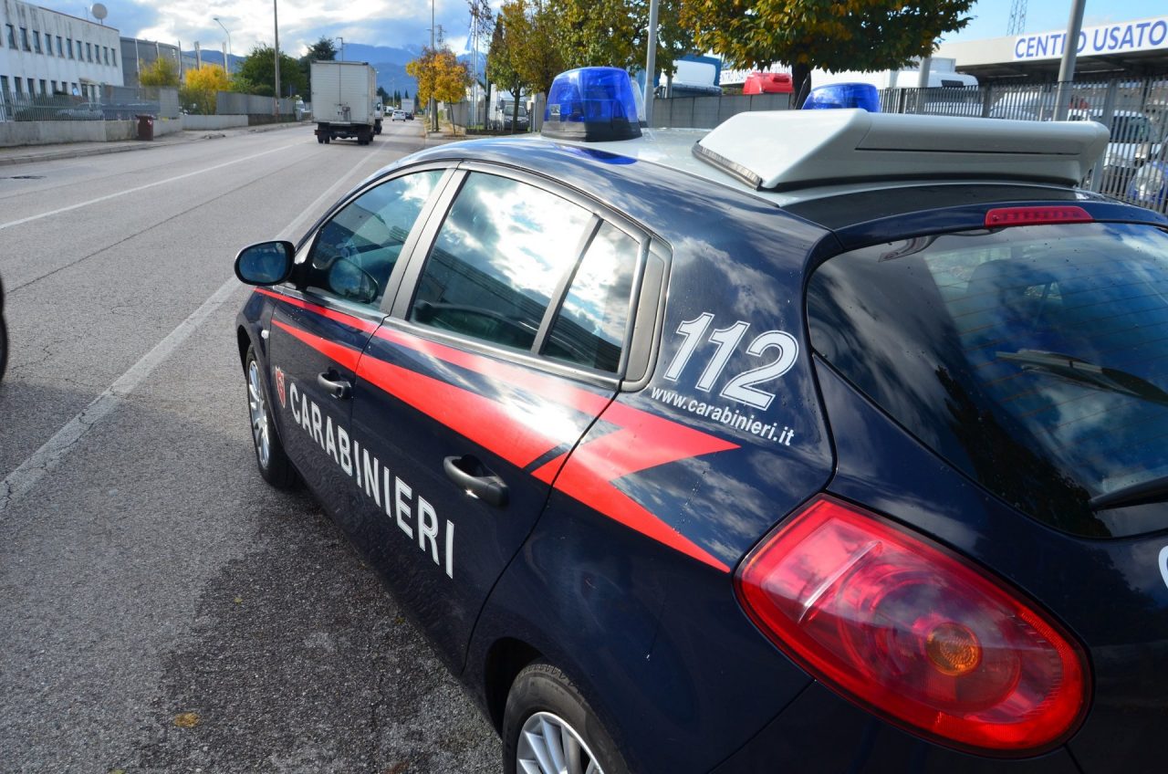 Trasportavano rifiuti senza autorizzazione: denunciati e autocarro sequestrato