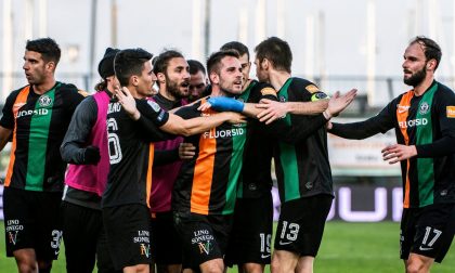 Il calciatore è positivo al Covid: la squadra va in isolamento fiduciario ma non si sa se il campionato si fermerà