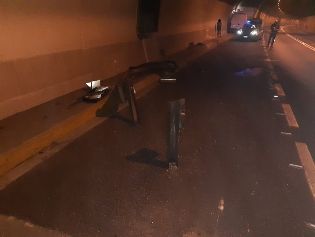 Tunnel Valdagno, autocarro si schianta contro la centralina della piazzola di sosta: illesi i due passeggeri