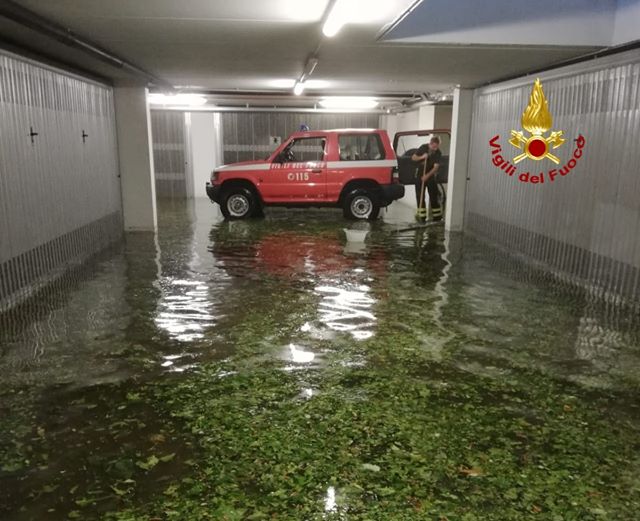 Bomba d’acqua a Schio, strade come torrenti: danni e disagi in centro – VIDEO