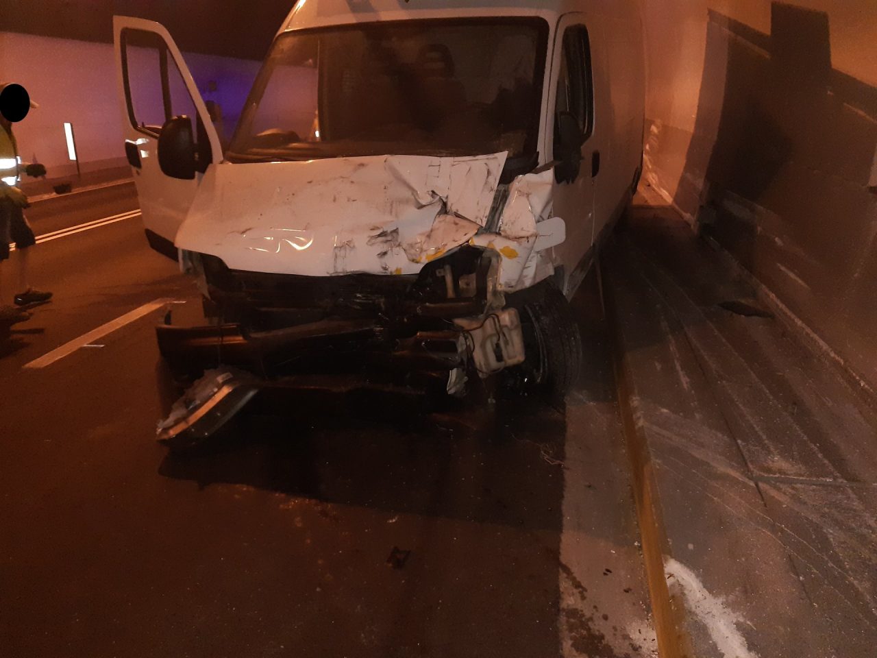 Tunnel Valdagno, autocarro si schianta contro la centralina della piazzola di sosta: illesi i due passeggeri