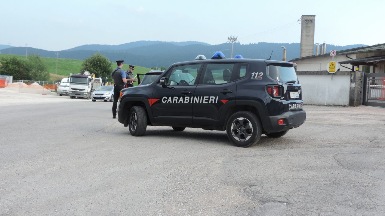 Inchiodano in mezzo alla strada e tentano l’inversione di marcia alla vista dei Carabinieri