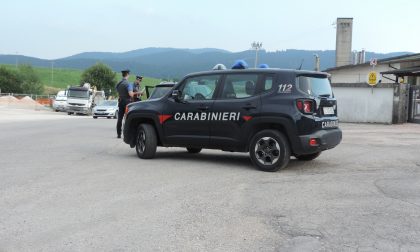 Inchiodano in mezzo alla strada e tentano l'inversione di marcia alla vista dei Carabinieri