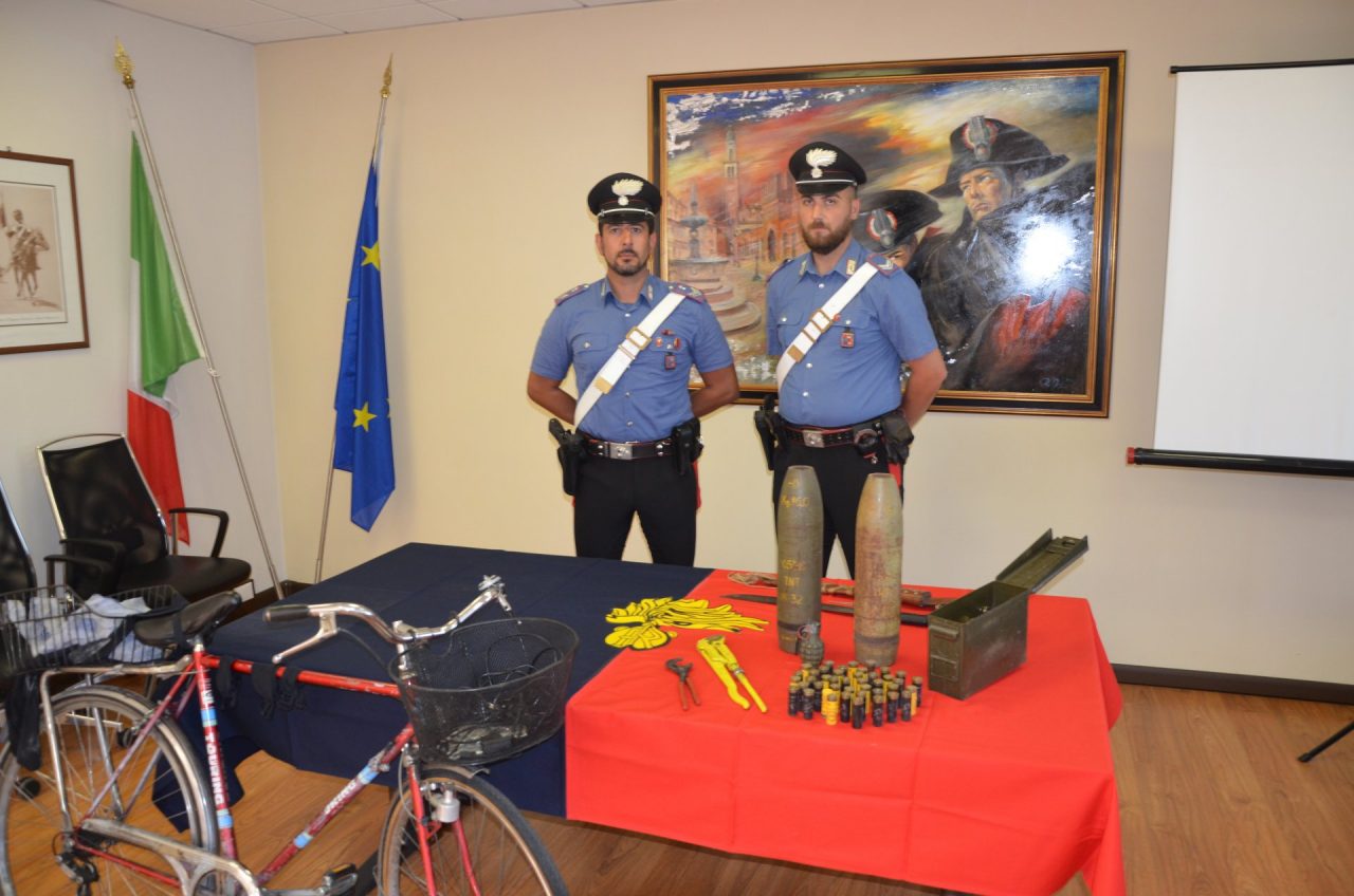 Nel cestino della bici e a casa una “santabarbara” con ordigni esplosivi da guerra: arrestato 68enne di Zanè