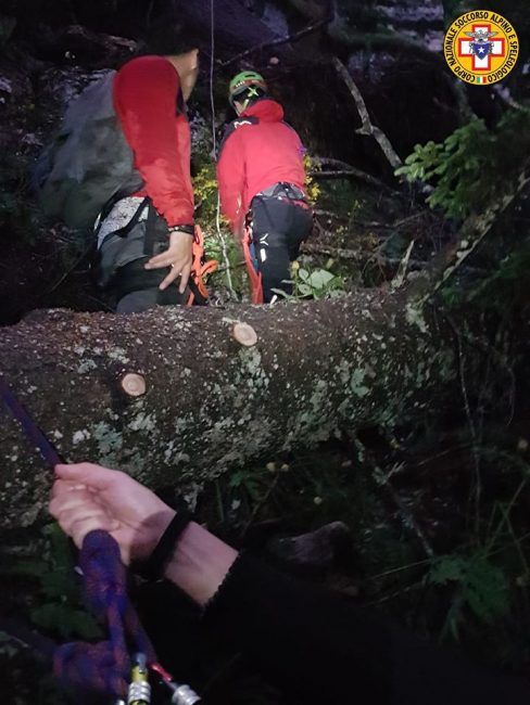 Bloccati sul bordo del dirupo, tre ragazzi salvati dal Soccorso alpino di Asiago – FOTO