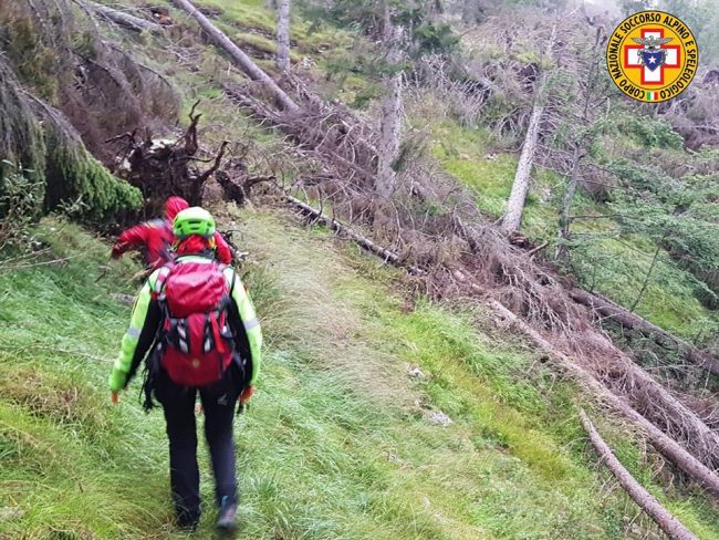 Bloccati sul bordo del dirupo, tre ragazzi salvati dal Soccorso alpino di Asiago – FOTO