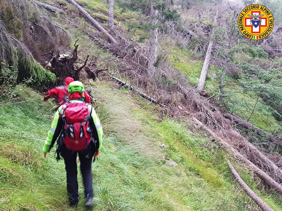 Escursionista scivola lungo una mulattiera sul Monte Grappa e si ferisce a una caviglia