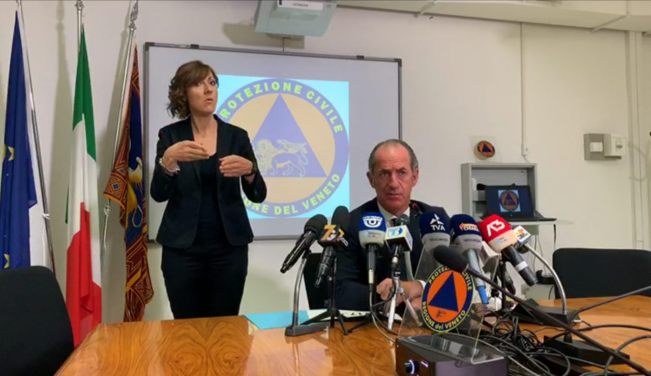 Zaia, appello ai giovani: “L’età media dei contagi è scesa, usate la mascherina anche all’estero”