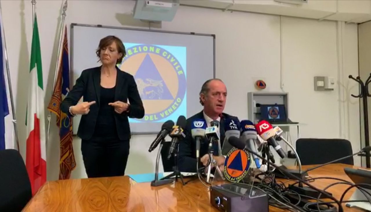 Zaia sui trasporti: “Mascherina obbligatoria, distanziamento da rivedere, sto pensando a un’ordinanza”