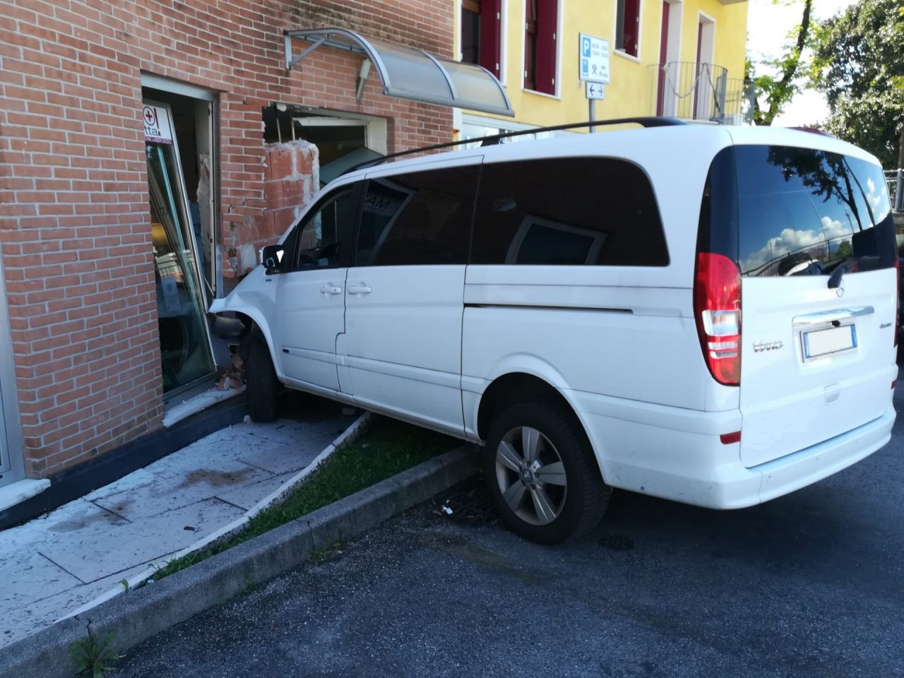 Thiene, perde il controllo del furgone ed entra nel centro estetico sfondando la vetrina