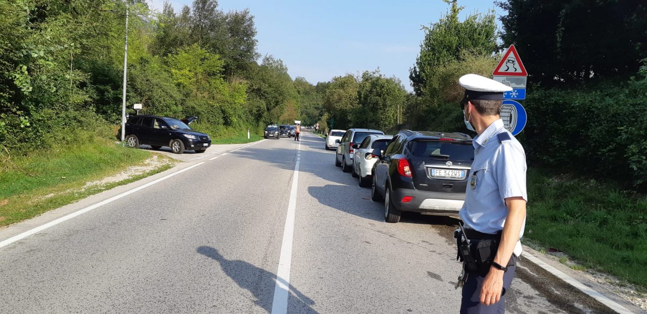 Non si accorge del rallentamento e innesca un tamponamento a catena: due ferite