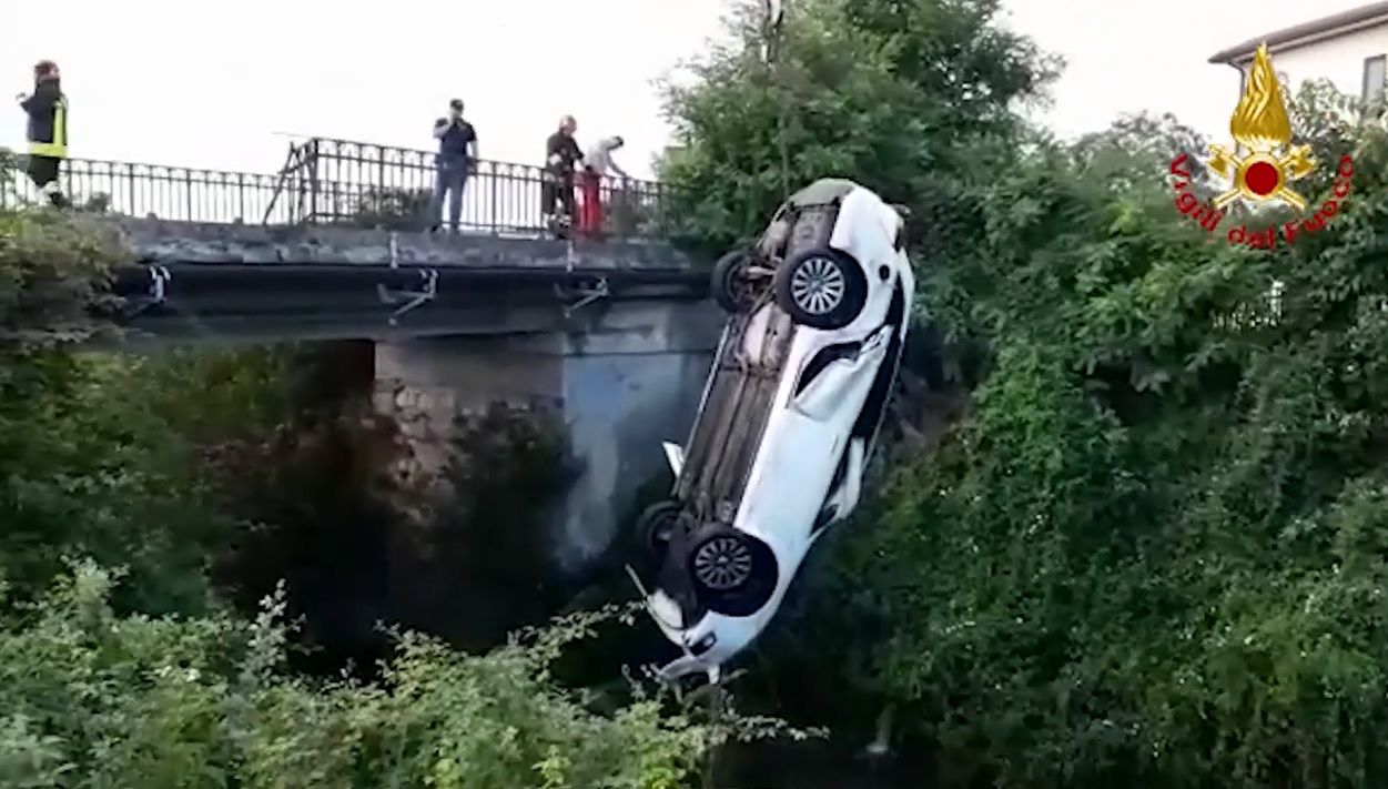 Tragedia Vicenza, auto finisce nel torrente Orolo: morto il conducente – VIDEO