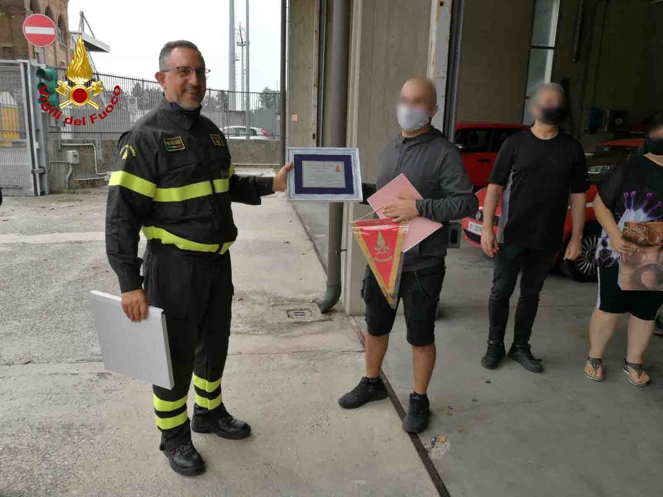 Grave incidente, dopo un anno incontra i Vigili del fuoco che lo strapparono alla morte