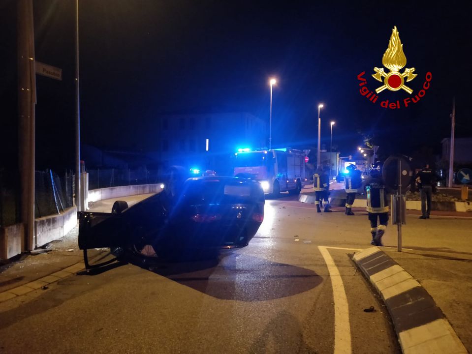 Incidente Vicenza, perde il controllo dell’auto che si rovescia: ferito il conducente