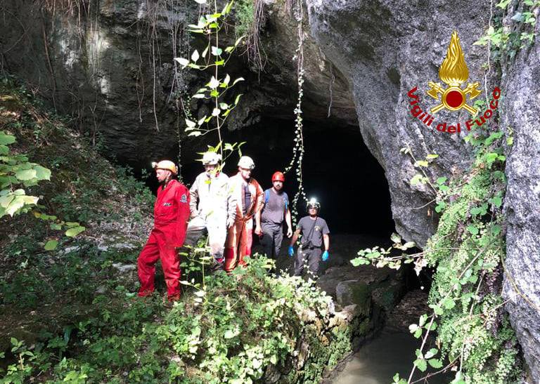 Grotta della Poscola, centrato in pieno da un masso: speleologo ucciso