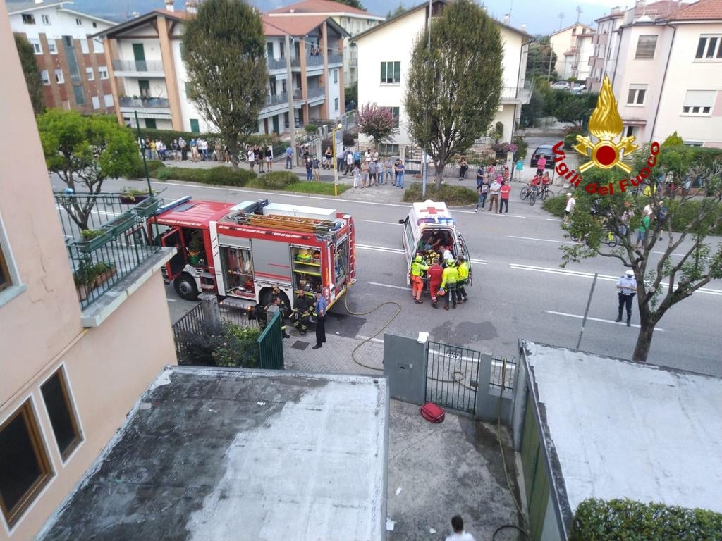Famiglia si lancia nel vuoto per sfuggire alle fiamme a Schio: lui è ferito gravemente