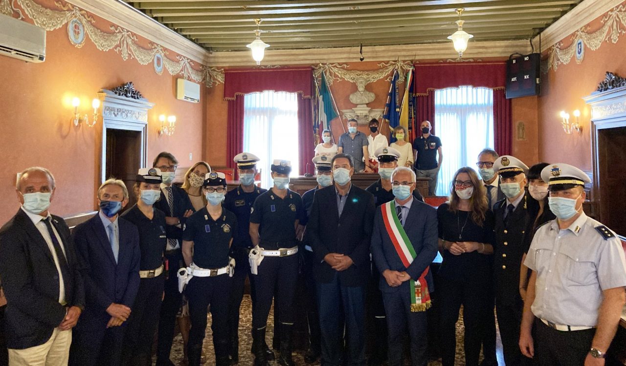 Si lanciò dalla finestra ma venne salvato dalla Polizia locale: ieri l’encomio per gli agenti