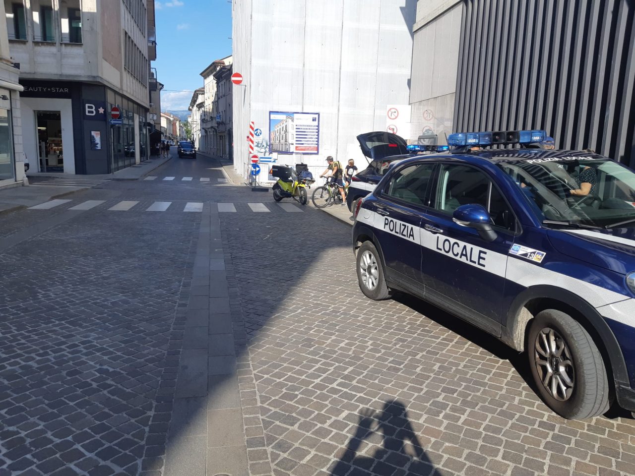 Incidente tra auto e scooter in centro a Thiene: 50enne ferito